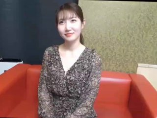 一个身材火辣的学生妹也喜欢一群人性交